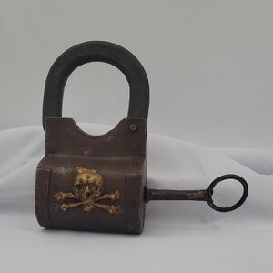 Metal Skull & Crossbone Decorative Hinge Lock